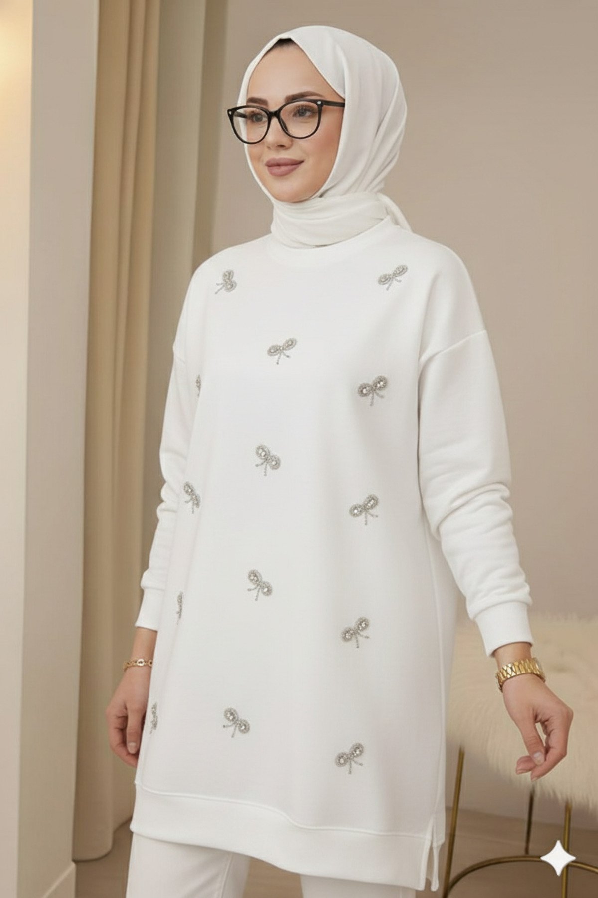 Fiyonk desenli pul ve in işlemeli tesettür tunik